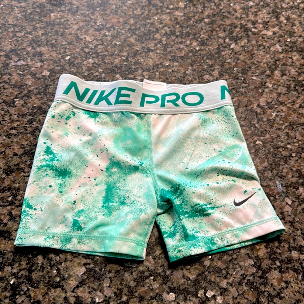 Girls Nike pro shorts size medium